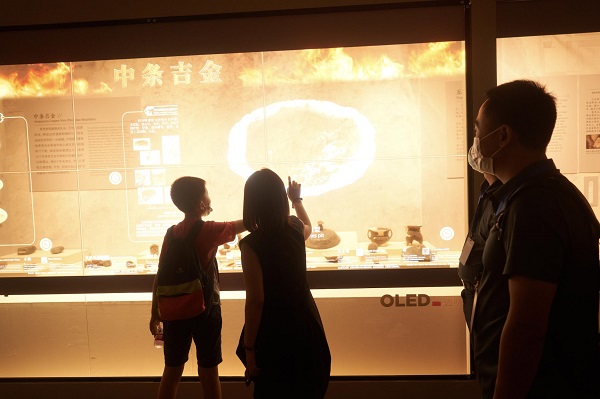 博物馆的奇妙之“变” OLED透明显示屏让文物从历史走向现实