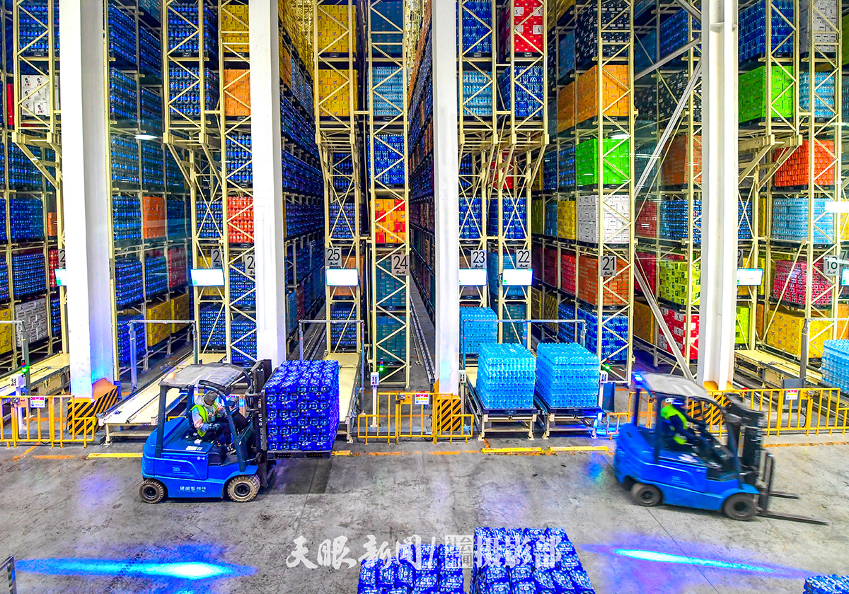 8 康师傅（贵阳）饮品有限公司，以碳酸饮料为代表的生产线1小时可“下线”4万瓶饮品，一天出货量可达20万箱。图为工人在可存储120万件产品的康师傅智能立体仓库作业。.jpg