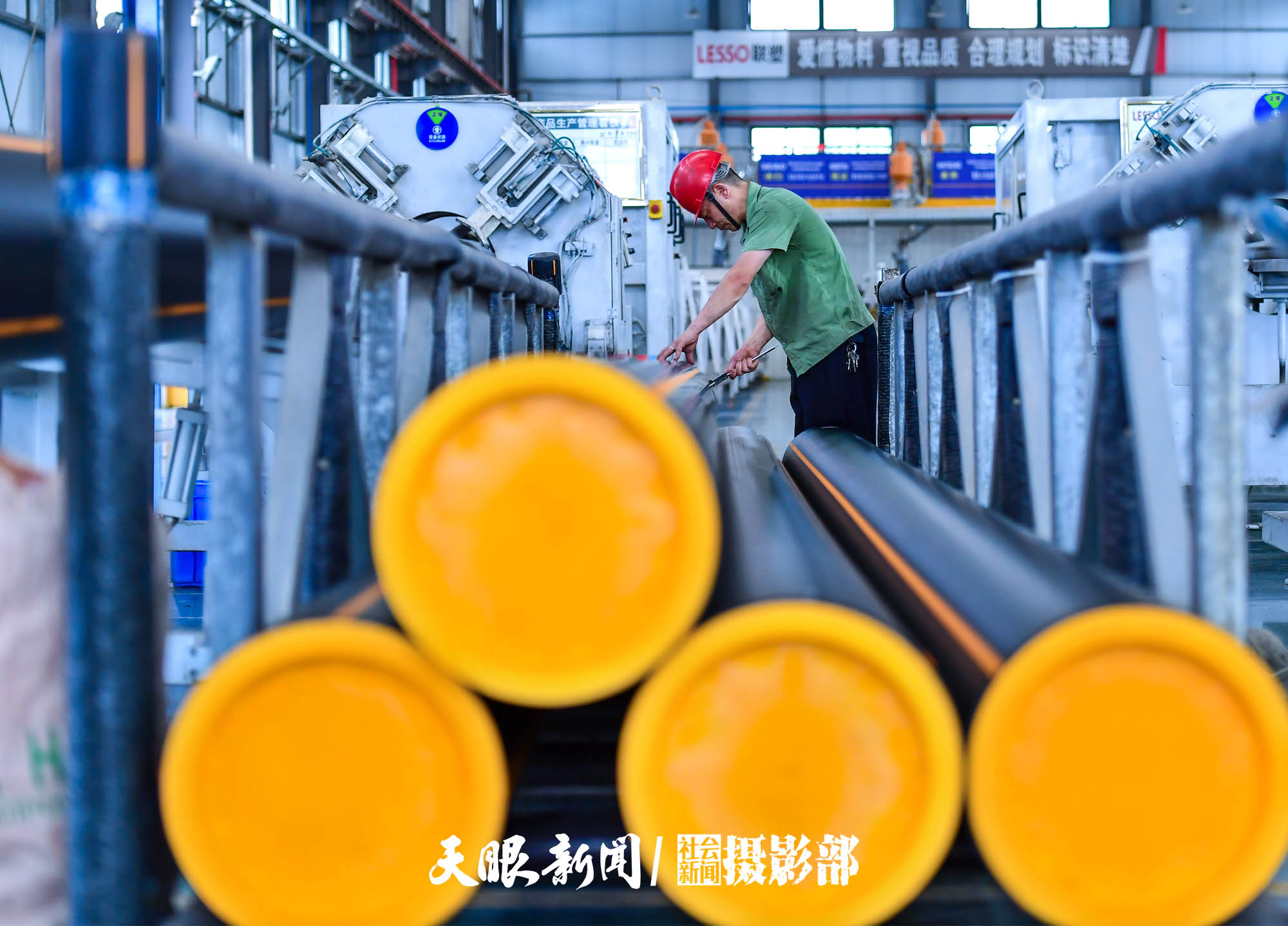 14 联塑科技发展(贵阳)有限公司通过技术升级改造，从投料到生产成型，上百条自动挤出生产线、上百台注塑机和配套设备均实现了智能化生产。.jpg