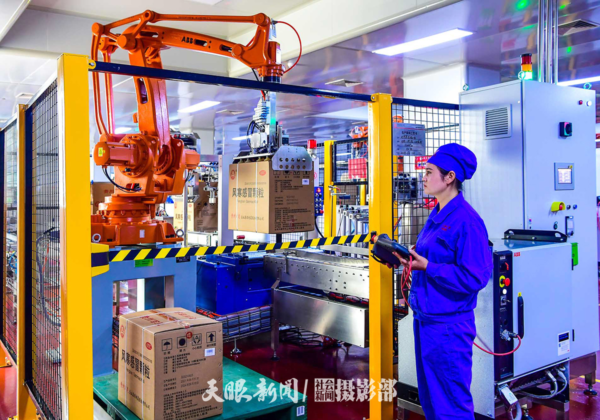 16 贵州百灵集团工人在颗粒剂自动包装生产线上作业。 贵州日报天眼新闻记者 陈慧 摄.jpg