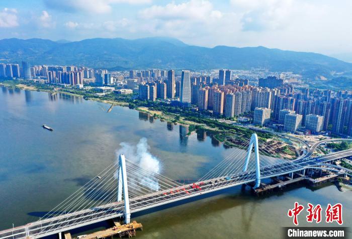 图为8月17日，福州闽侯白龙洲大桥正式竣工通车。　王立强 摄