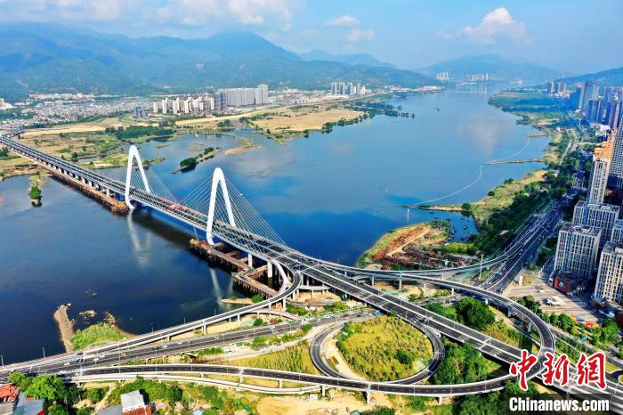 图为白龙洲大桥的建成通车，为福州市新增一条闽江跨江大通道。　王立强 摄