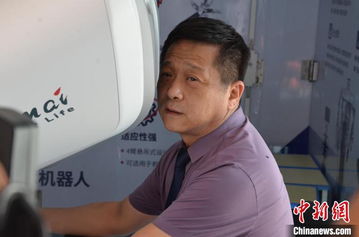 8月20日，甘肃省人民医院普外科马云涛主任正在使用图迈机器人通过5G手段远程为动物做手术。　李亚龙 摄