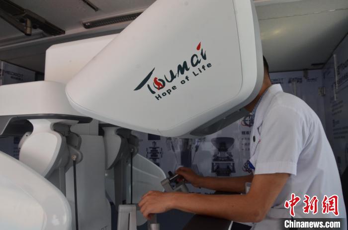 8月20日，医务人员正在在甘肃省人民医院兰州新区分院，使用图迈机器人通过5G手段远程为动物做手术。　李亚龙 摄