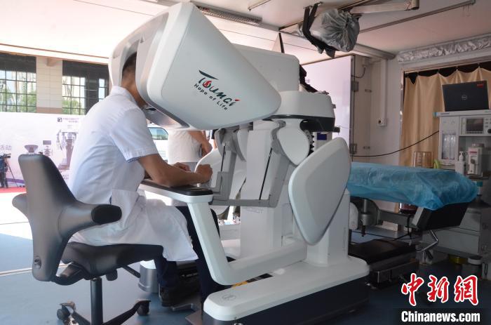 8月20日，医务人员正在甘肃省人民医院兰州新区分院，使用图迈机器人通过5G手段远程为动物做手术。　李亚龙 摄