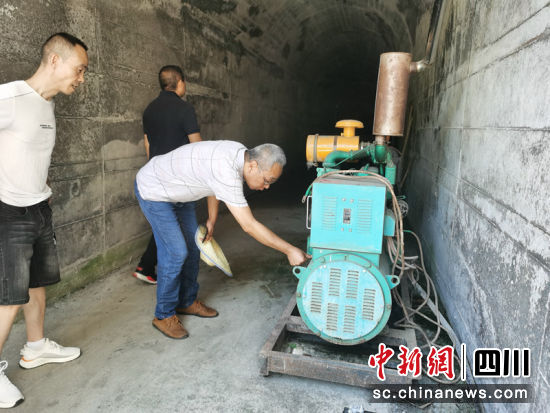 督导组察看应急电源。杜云 摄