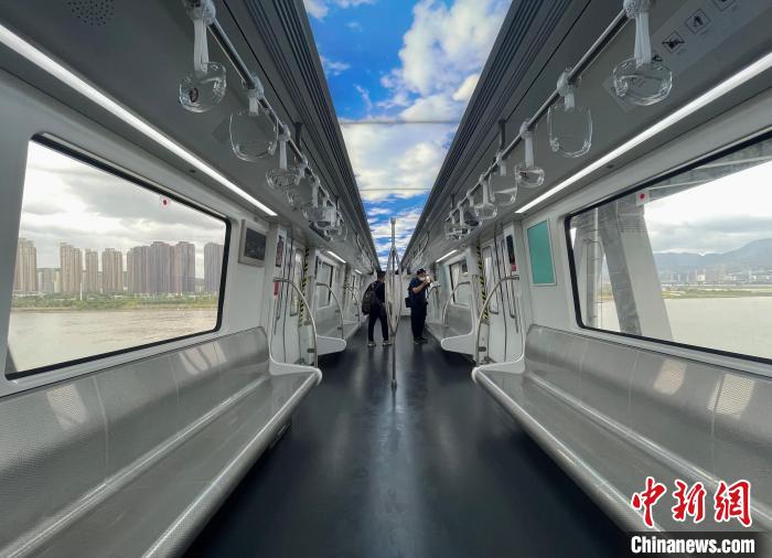 图为列车经过道庆洲大桥，从车窗可瞭望福州三江口江景。