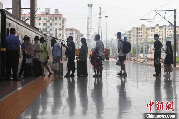 图为江西南昌站，旅客在站台上有序排队上车。　刘力鑫 摄