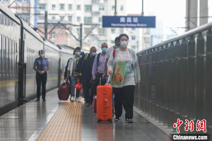 图为江西南昌站，几位旅客从站台上走过。　刘力鑫 摄