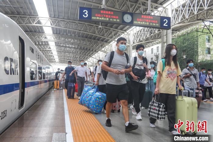 图为江西南昌站，不少到站旅客携带行李从站台上走过。　刘力鑫 摄