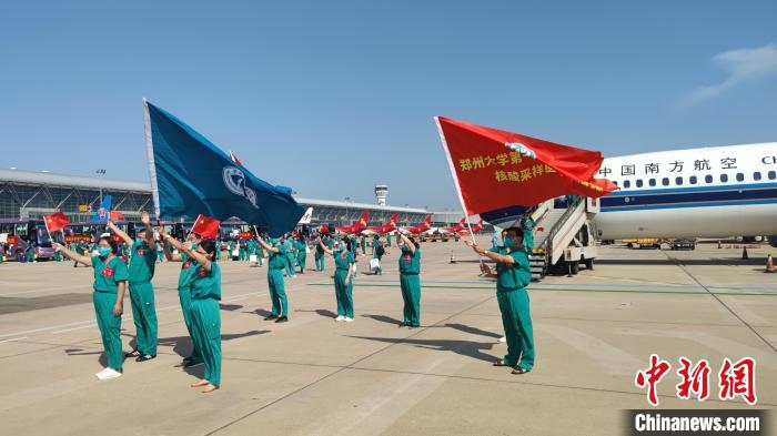 图为医疗队员抵达郑州新郑国际机场。　刘峰 摄