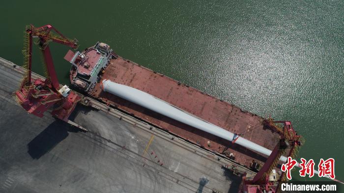 首船107米长的风电叶片在山东港口东营港广利港区平稳完成装船作业，运往渤中风场安装。　崔文龙 摄