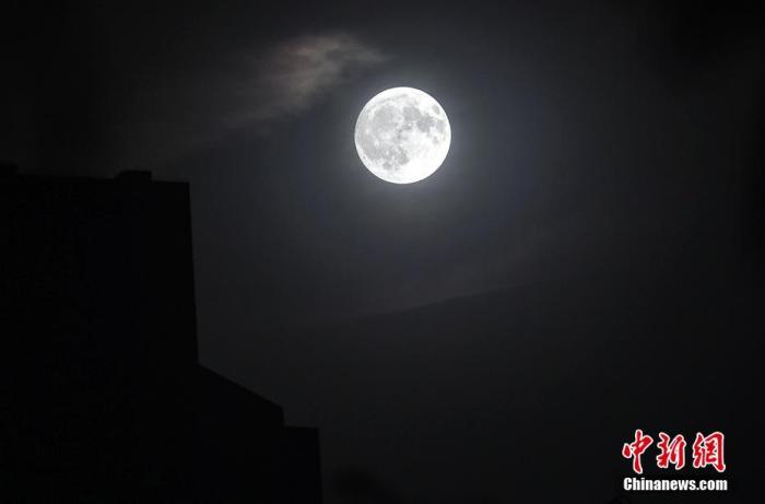 资料图：北京，一轮明月当空照，中秋之夜月亮圆。 <a target='_blank' href='/'>中新社</a>记者 翟璐 摄