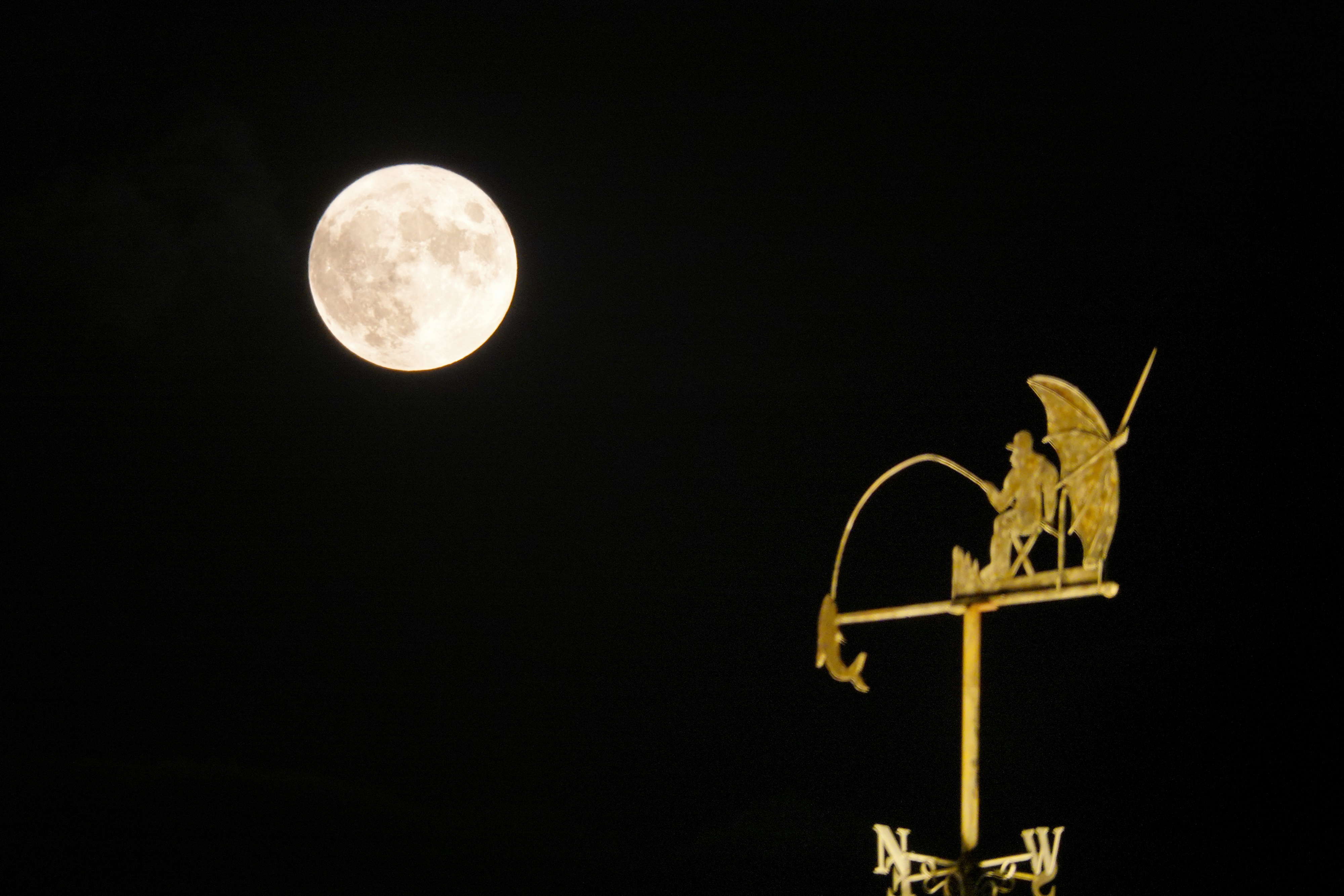 高清美图:中秋夜 共赏月 