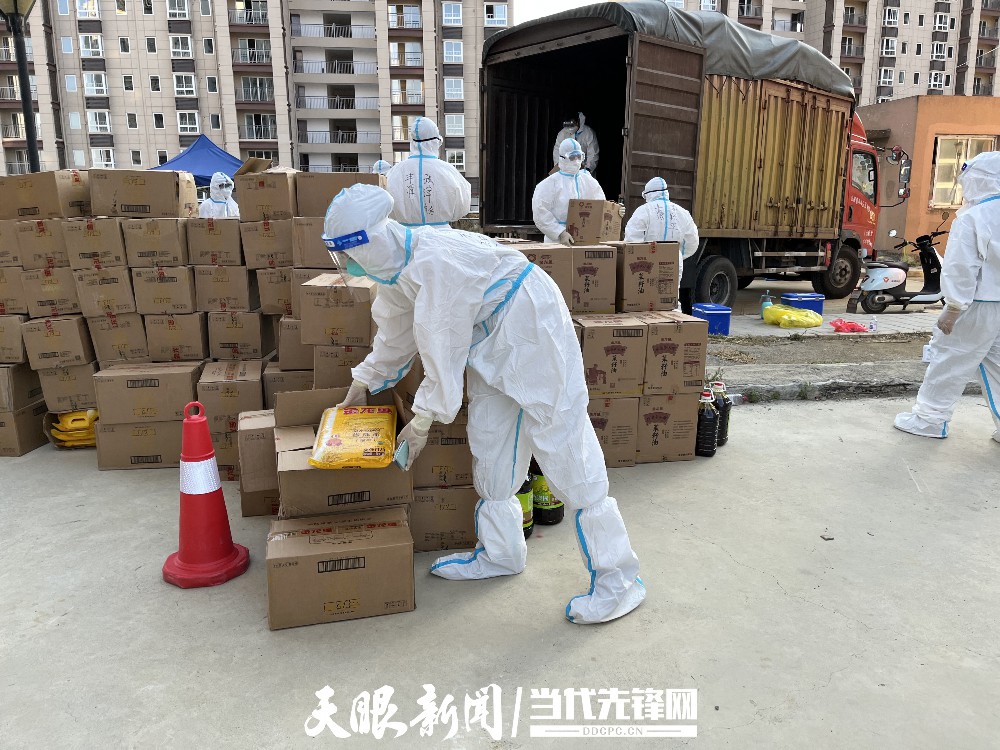 花溪石板镇的“大白”们奋战在一线.jpg