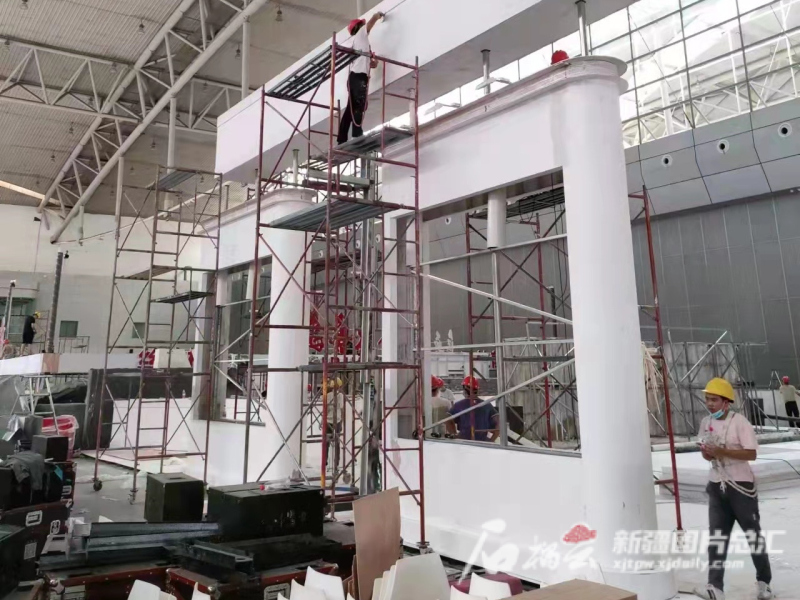 位于新疆国际会展中心5号展馆的兵团投资合作形象展区搭建布展等各项工作正稳步进行。  通讯员 李承伟摄
