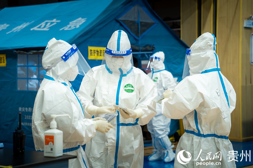 医务人员在做进仓前的准备工作。人民网 涂敏摄