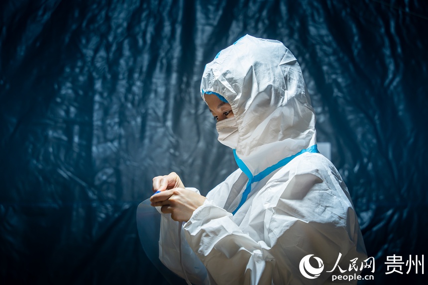 医务人员在做进仓前的准备工作。人民网 涂敏摄