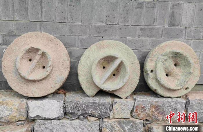 石家庄市灵寿县石刻博物馆内展示的石磨。　杨敏 摄