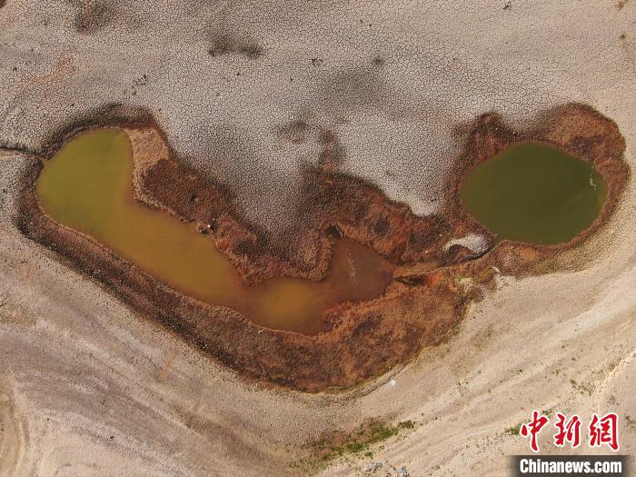 图为航拍赣江南昌段，一块裸露的河床中间形成了一个类似于人脸表情形状的图案。　刘力鑫 摄