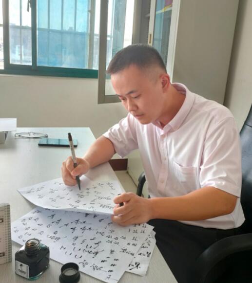 街面涌现书法招牌，传播中国汉字文化之美
