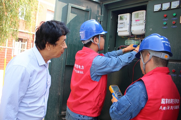 国网石嘴山供电：“红马甲”护航开学季 助力校园“电力满格”_fororder_01