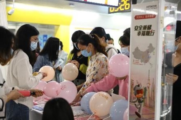 应对假日高峰 日立电梯联合重庆轨交开展乘梯宣传