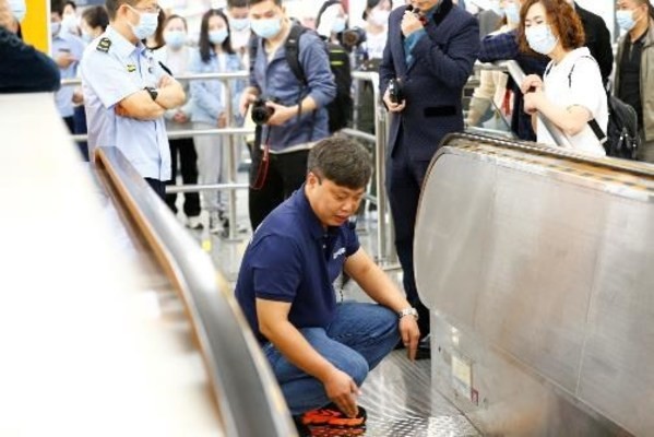 应对假日高峰 日立电梯联合重庆轨交开展乘梯宣传