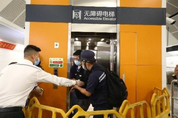 应对假日高峰 日立电梯联合重庆轨交开展乘梯宣传