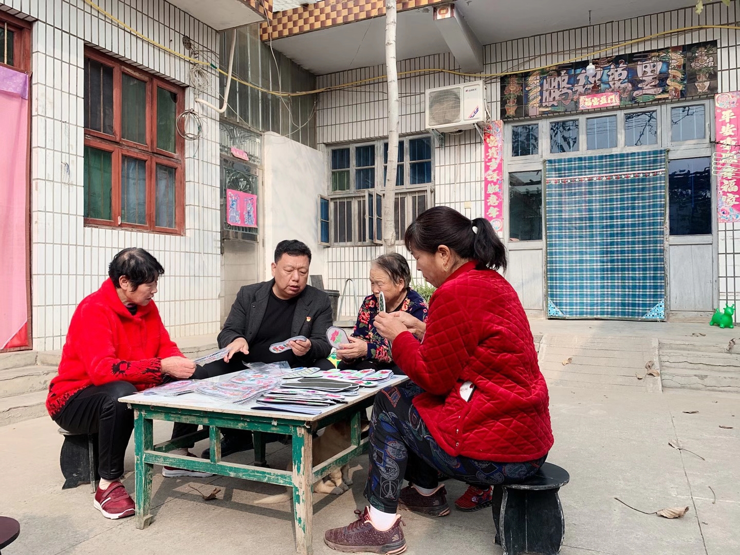 6常鑫与群众一起研究如何提升艾绒养生鞋垫的质量与舒适度.jpg