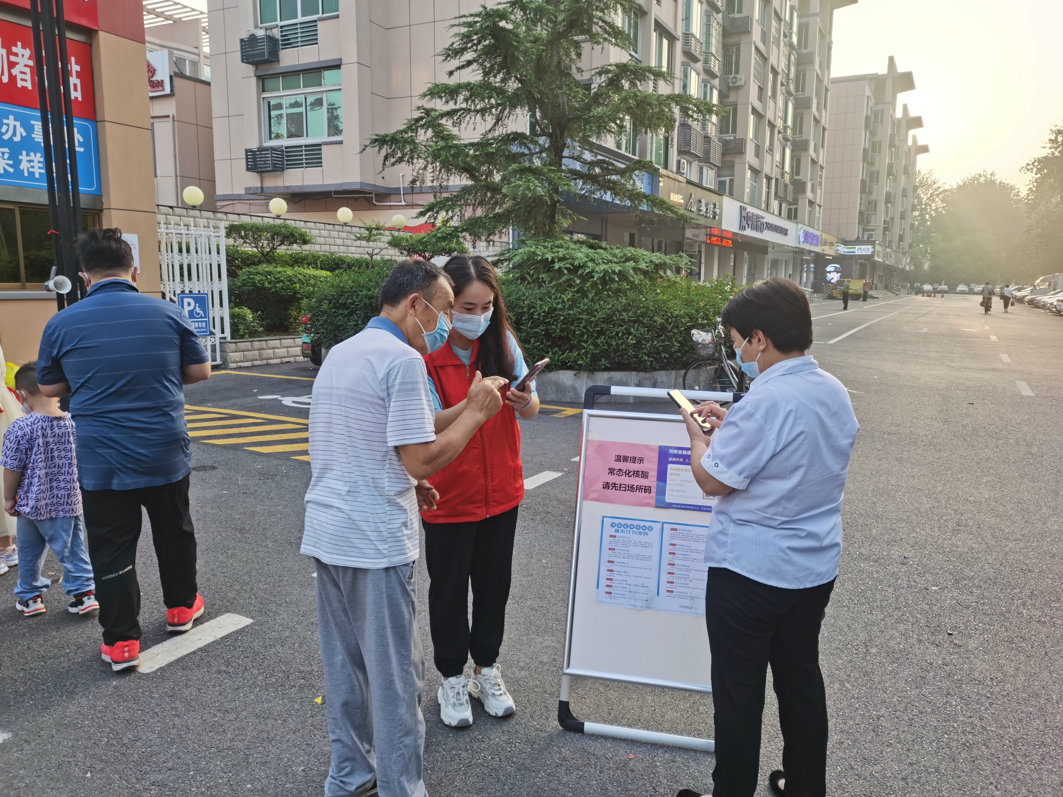 郭鲁平在全民核酸现场提醒群众扫场所码.jpg