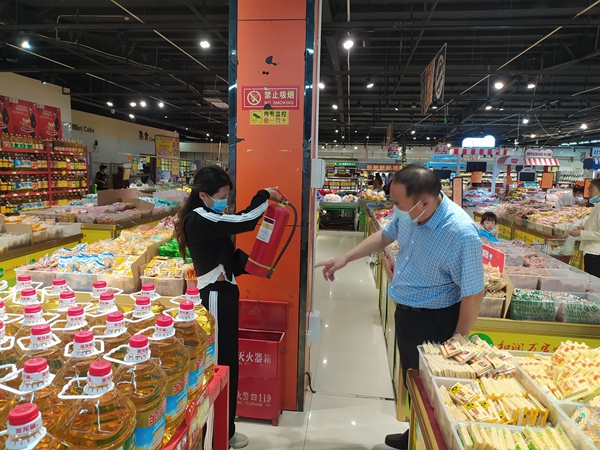 国庆节期间,镇党委书记黄冠华,镇长程娜带队对辖区内超市进行消防安全