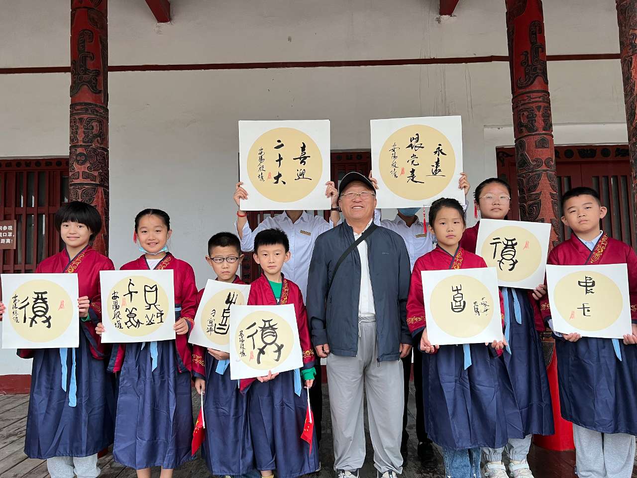 河南安阳：连绵秋雨游兴不减 各地旅客畅玩安阳