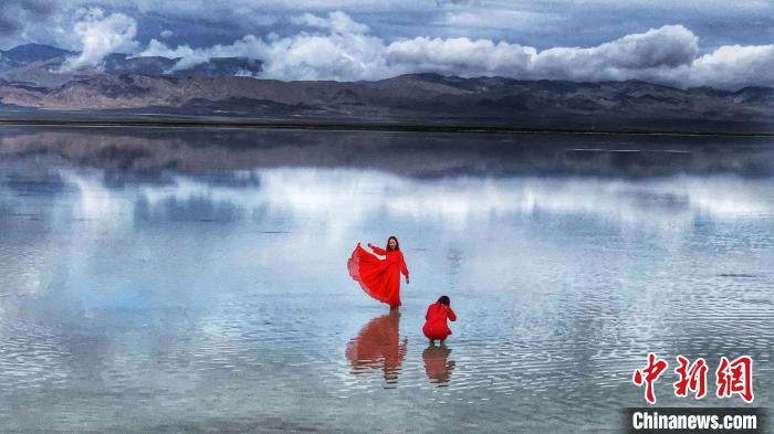 图为游客在茶卡盐湖拍照。　孙睿 摄