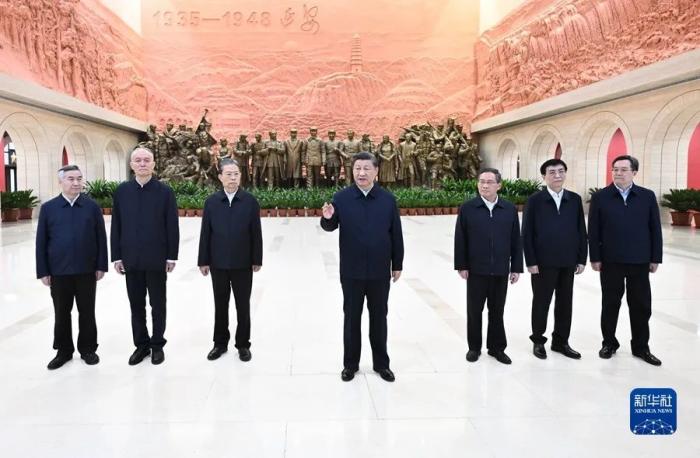 2022年10月27日，中共中央总书记、国家主席、中央军委主席习近平带领中共中央政治局常委李强、赵乐际、王沪宁、蔡奇、丁薛祥、李希，瞻仰延安革命纪念地。这是习近平在延安革命纪念馆参观《伟大历程——中共中央在延安十三年历史陈列》结束时发表重要讲话。新华社记者 燕雁 摄