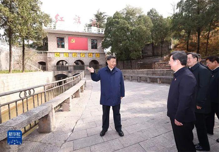 2022年10月26日至28日，习近平在陕西省延安市、河南省安阳市考察。这是28日上午，习近平在安阳林州市实地察看红旗渠分水闸运行情况。新华社记者 鞠鹏 摄