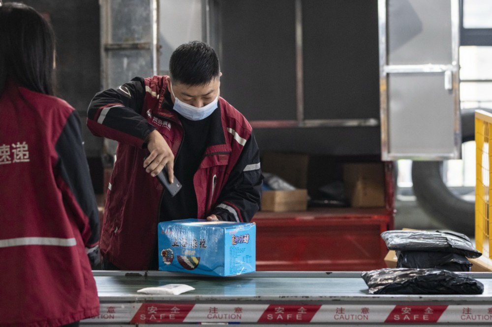 11月10日，在湖北省宜昌市秭归县一家快递企业分拨中心，工作人员在分拣快递包裹。新华社发（聂爽 摄）