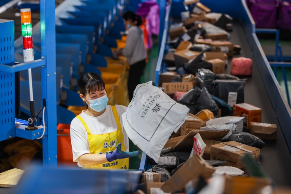 11月10日，在湖南省永州市蓝山县一家物流企业，工作人员在分拣快递。新华社发（彭华 摄）
