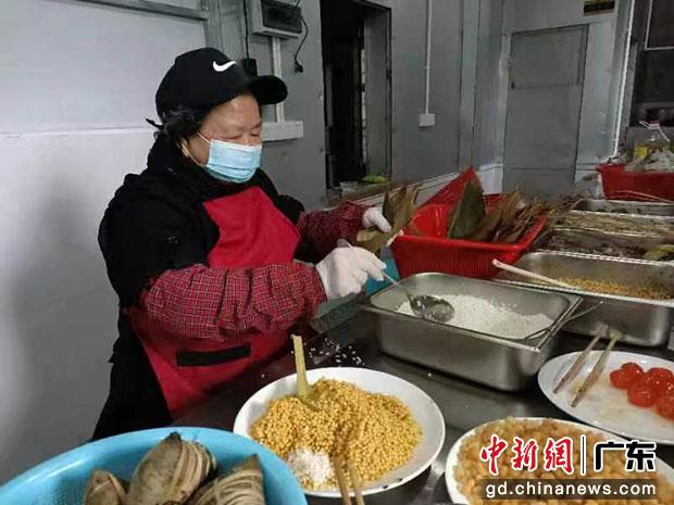 黄丽红婆婆在裹粽子