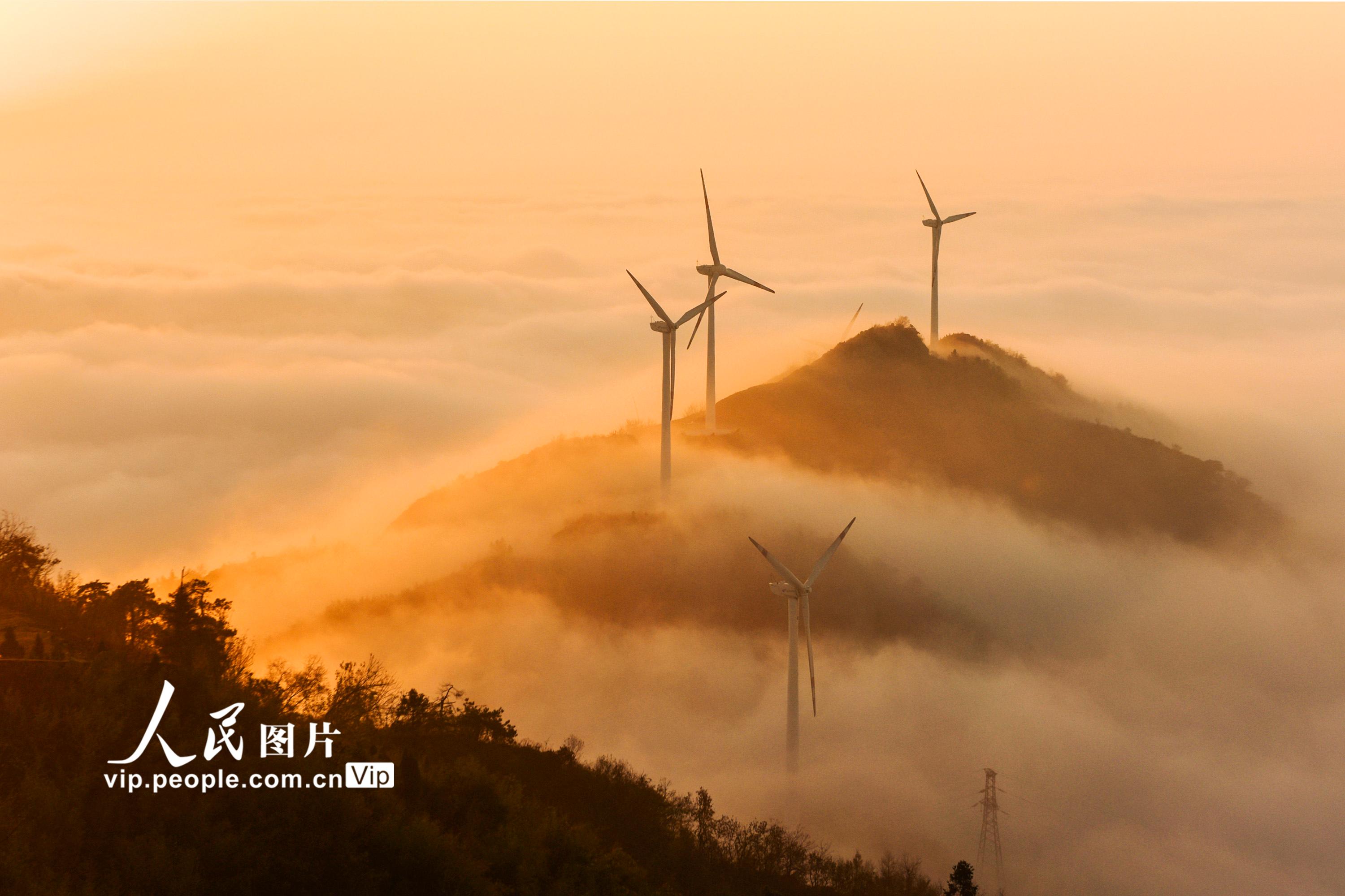 湖北省孝感市大悟县吕王镇仙居顶的风力发电机与云海相映成景。