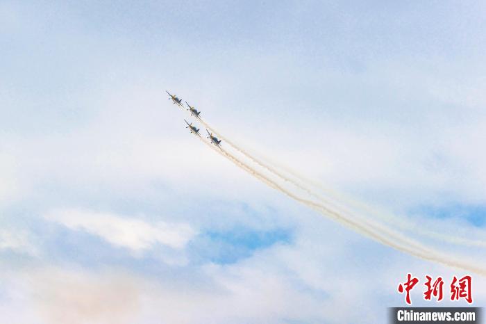 图为特技飞机编队在蓝天白云之下进行拉烟编队飞行表演。　刘力鑫 摄