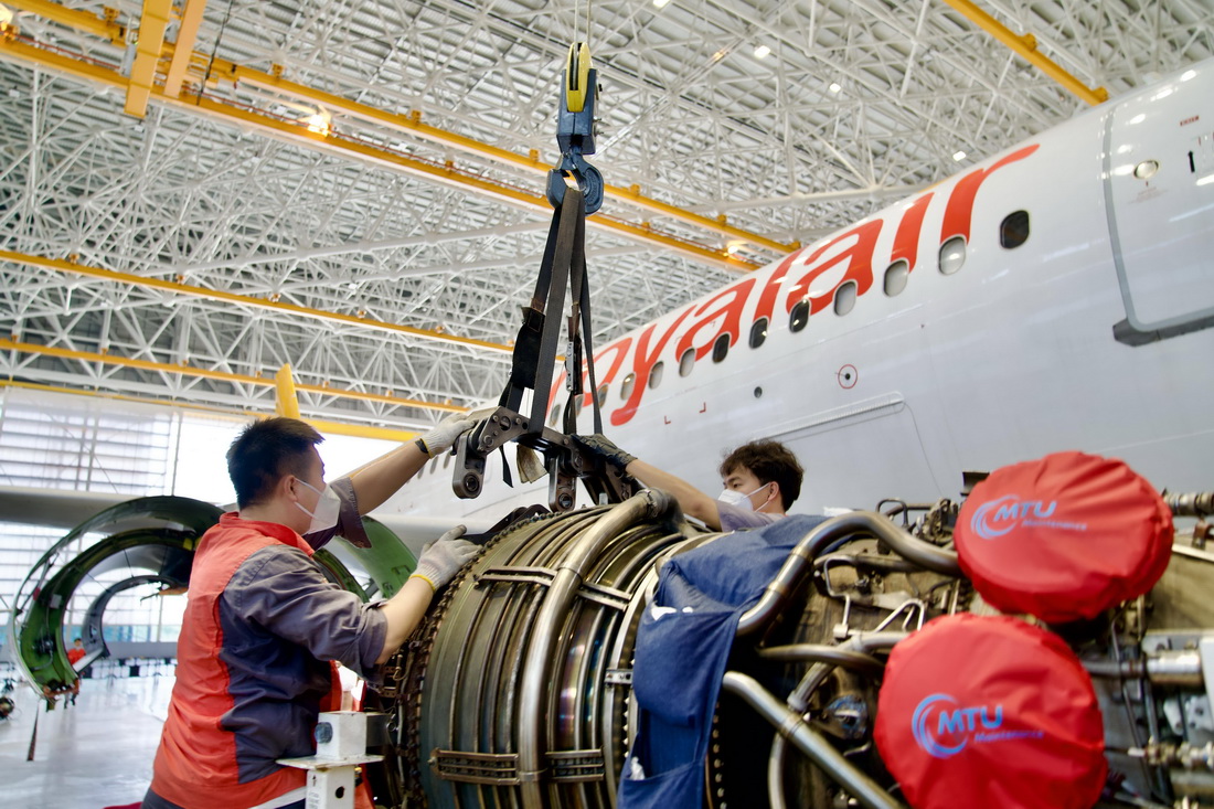 11月23日，海航技术旗下大新华飞机维修服务有限公司的机务维修人员对进境飞机进行检修。 新华社发