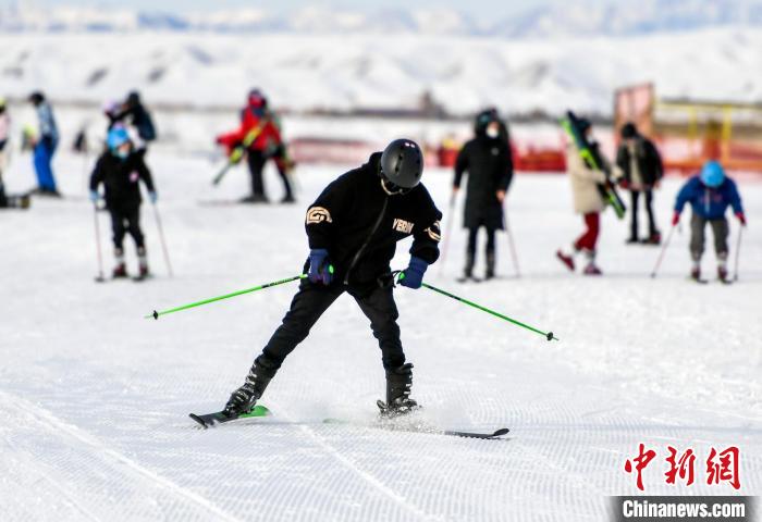 滑雪爱好者体验滑雪乐趣。　刘新 摄