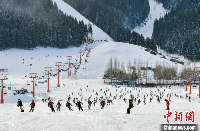 该雪场已开放了三条缆车覆盖的初中级滑雪区域和滑雪圈戏雪项目以及高山观光项目。　刘新 摄