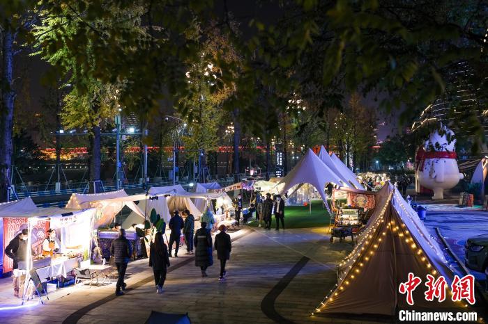 12月14日晚，重庆市民在位于南岸区南滨路的小熊集市上游玩。　何蓬磊 摄
