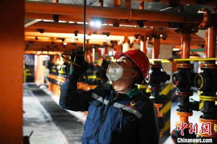 图为甘肃省金昌市永昌县的鑫华焦化有限责任公司工作人员，正在焦炉地下室煤气装置区进行巡检排查工作。　李亚龙 摄