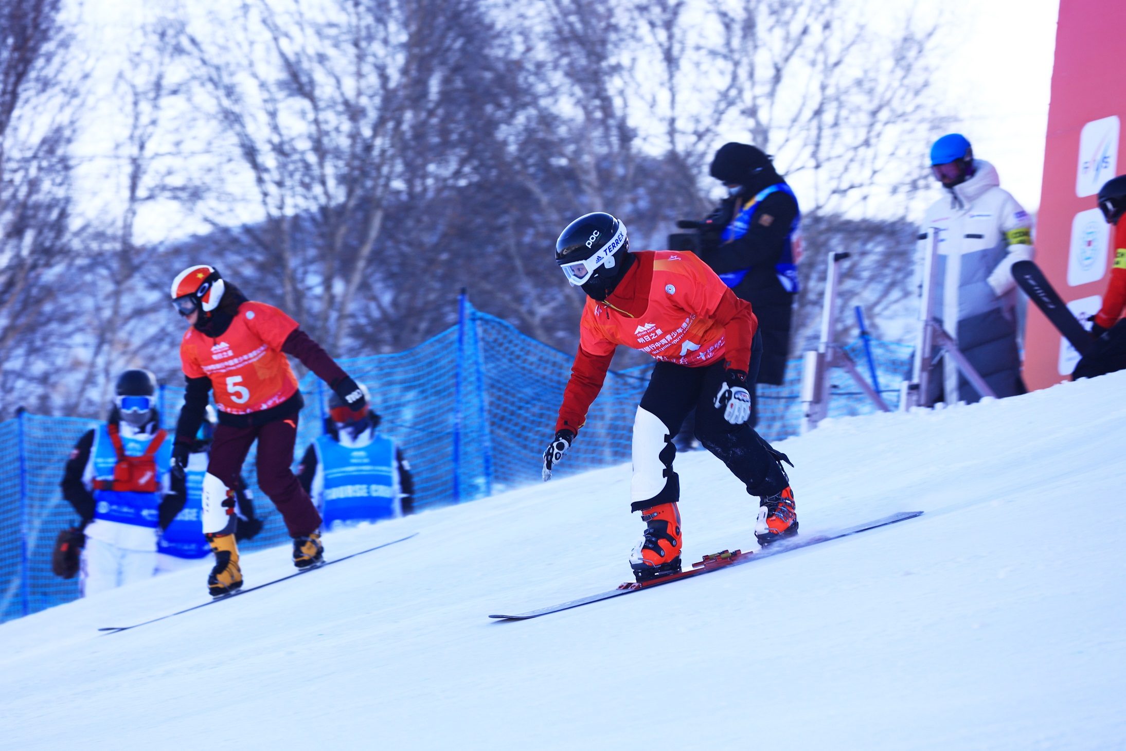 中国首个碳中和青少年滑雪赛事冬奥赛道开滑