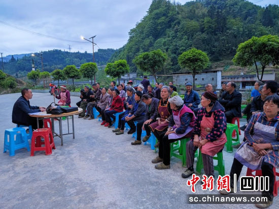 召开院坝会开展移风易俗整治宣传。滕腾 摄