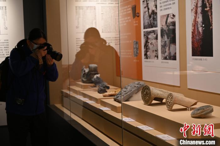 “南北汇流——渤海国与南汉国文物展”吸引参观者。　陈楚红 摄