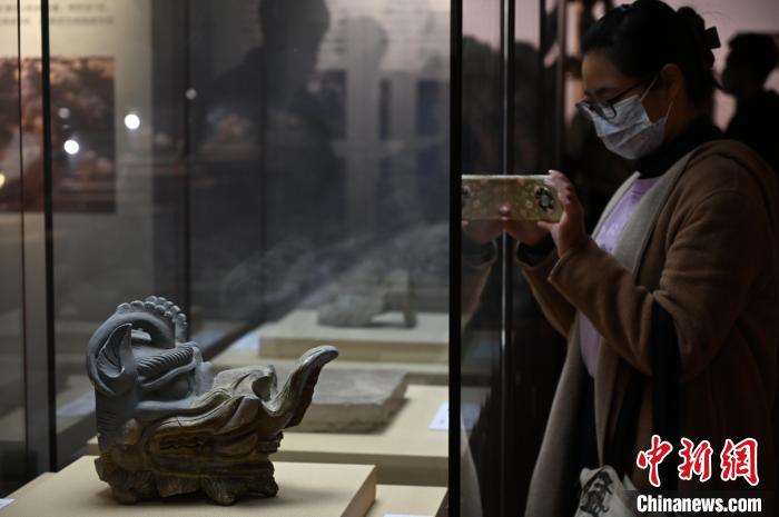 渤海国上京龙泉府遗址出土的釉陶套兽吸引参观者拍照。　陈楚红 摄